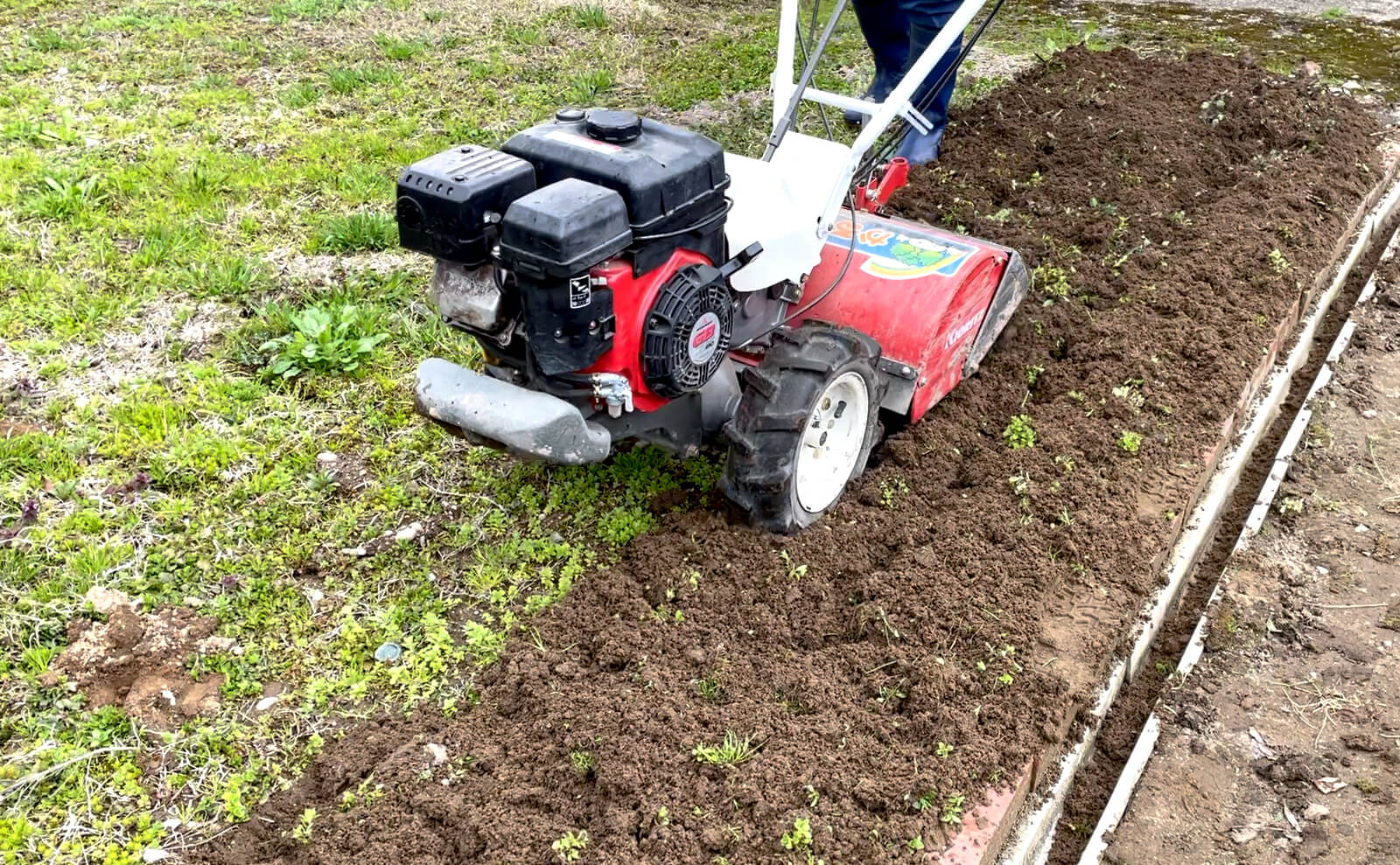 写真：耕うん機を使用して畑の雑草取り