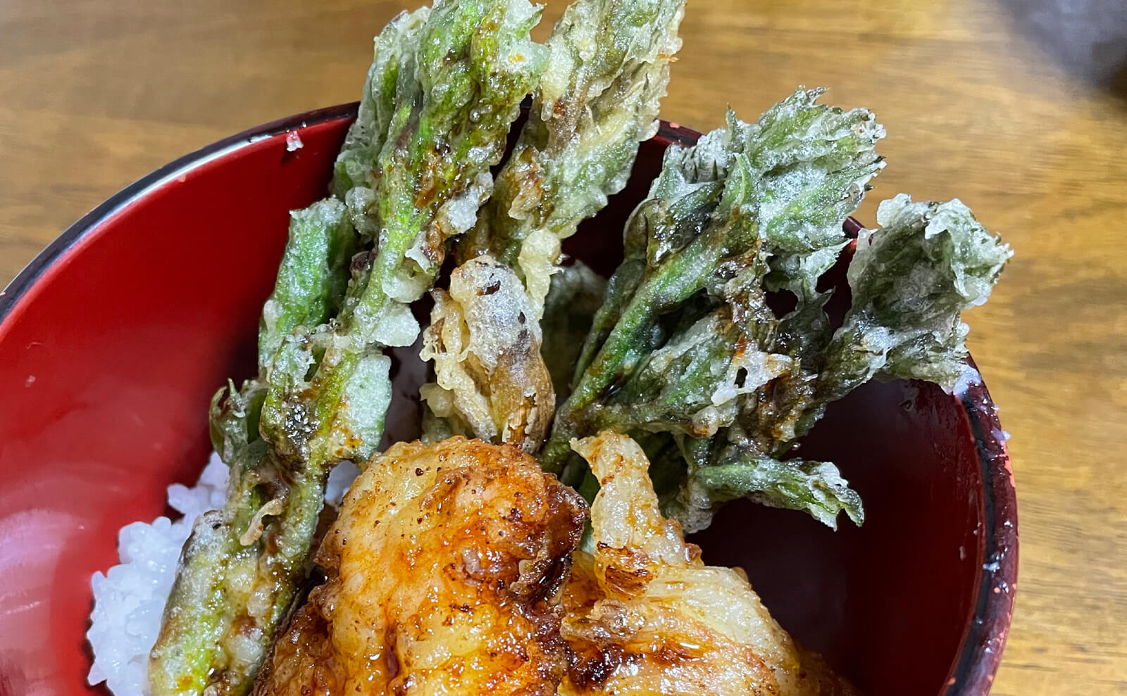 写真：タラの芽の天ぷらと海老のかき揚げの天丼