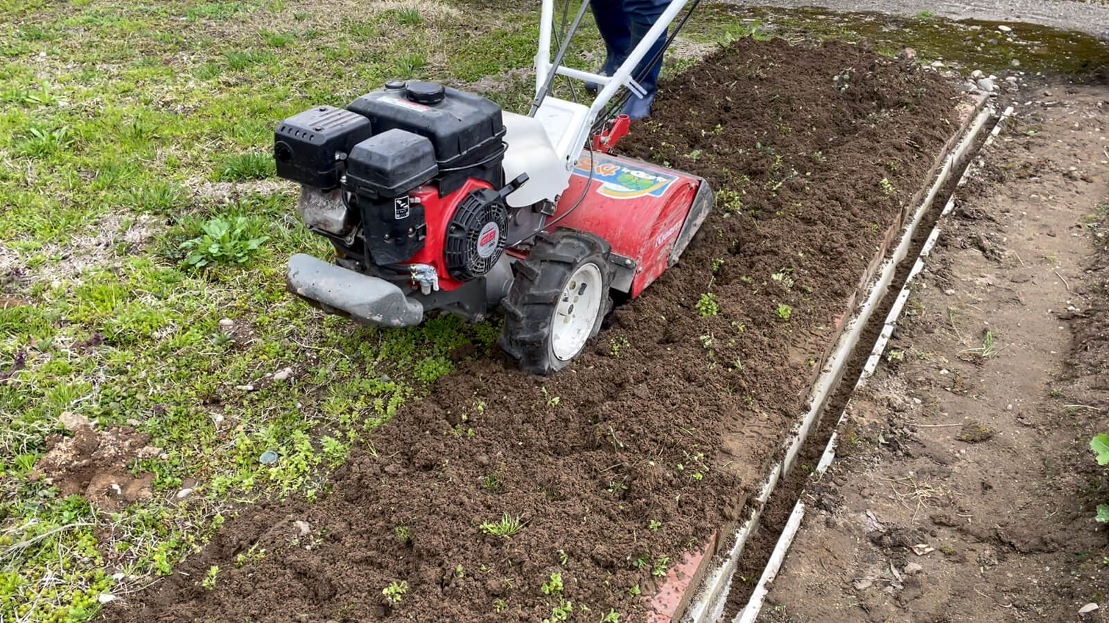 写真：耕うん機を使用して花壇の雑草取り