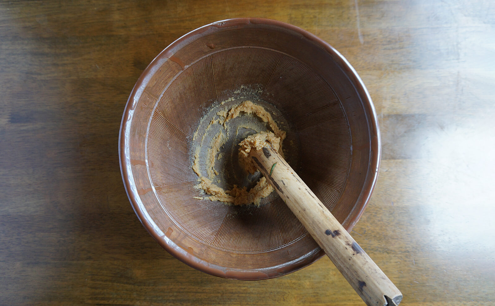 写真：味噌の入ったすり鉢