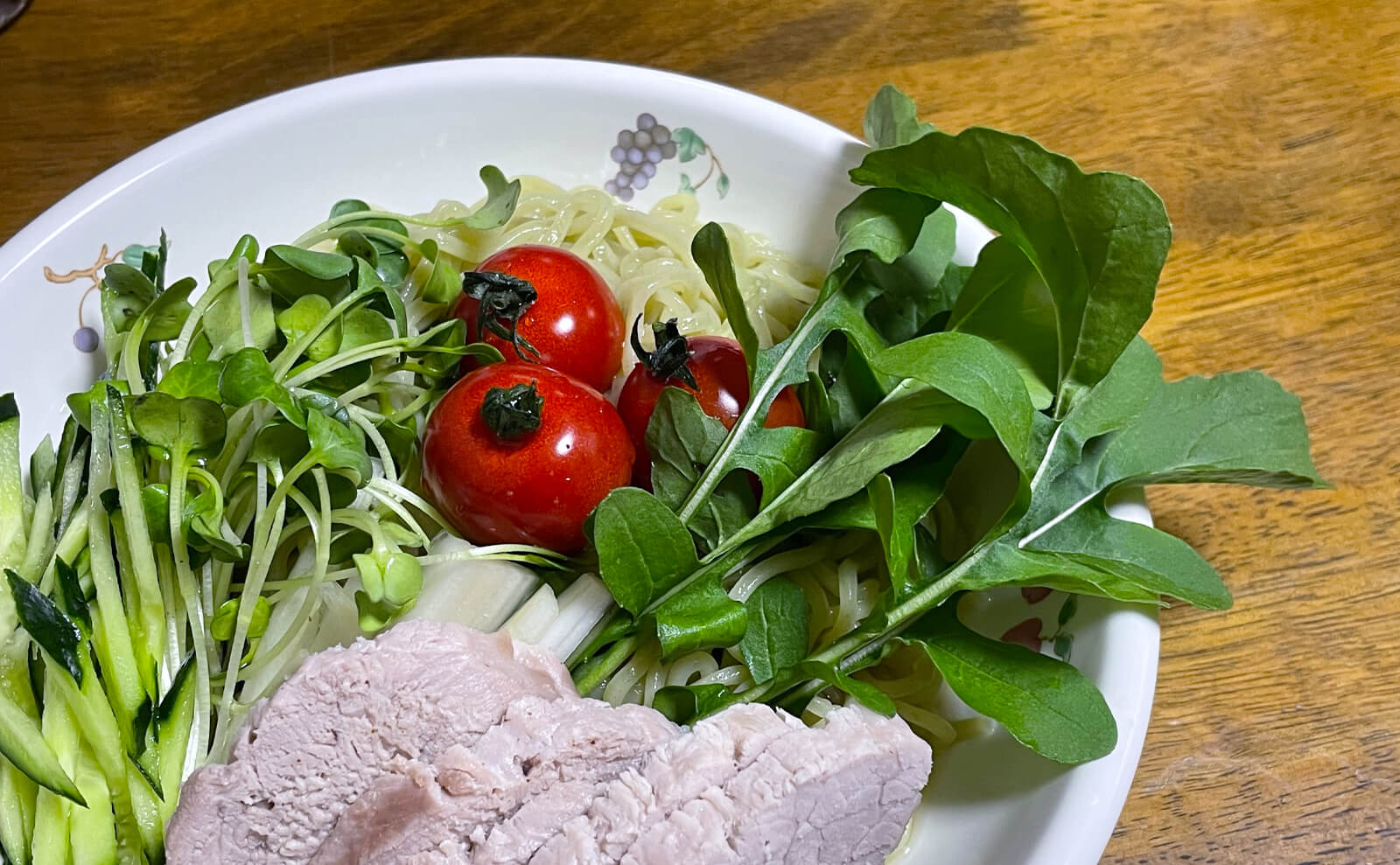 写真：林泉堂の21種類の野菜を練り込んだざるラーメンに野菜をトッピング