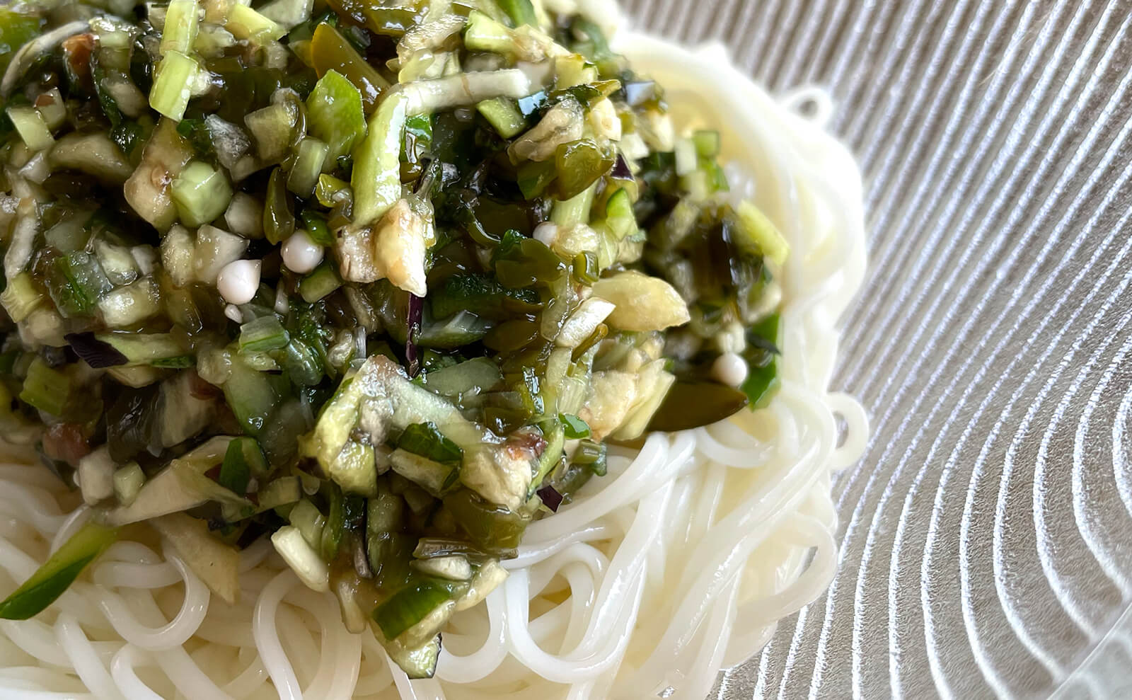 写真：だしを掛けた素麺