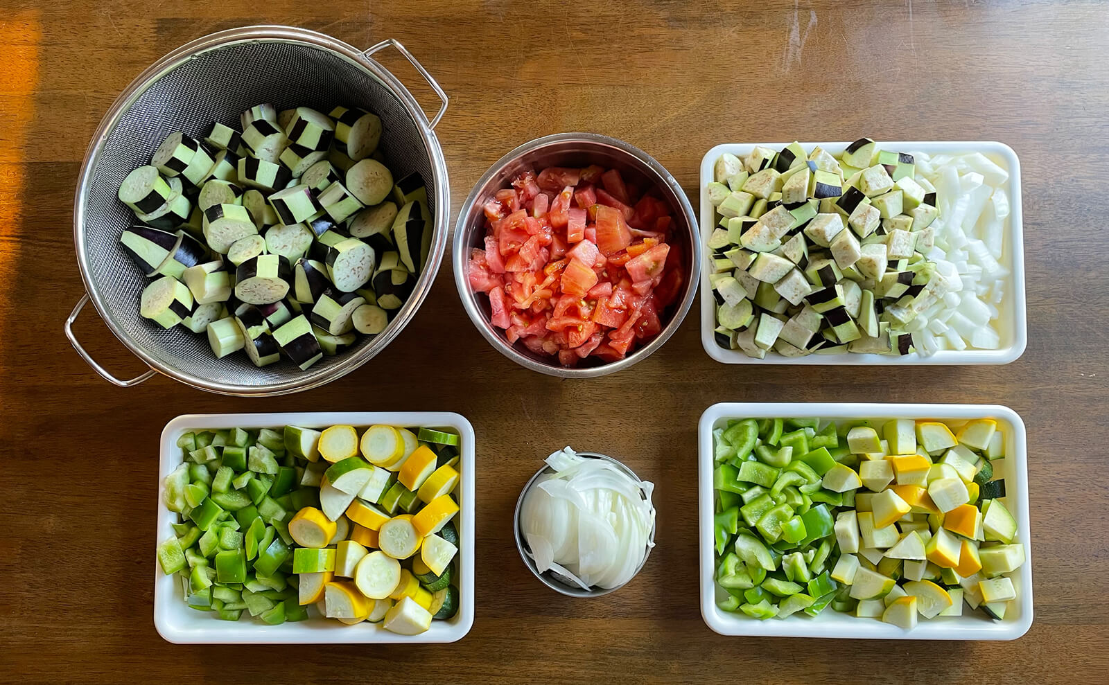 写真：ザルやバットに入れられた夏野菜