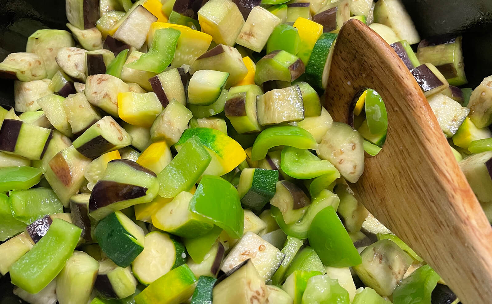 写真：炒められている夏野菜