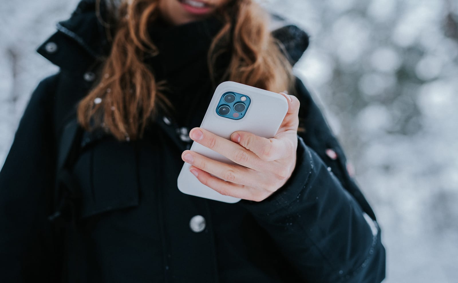 写真：スマホを持つ女性