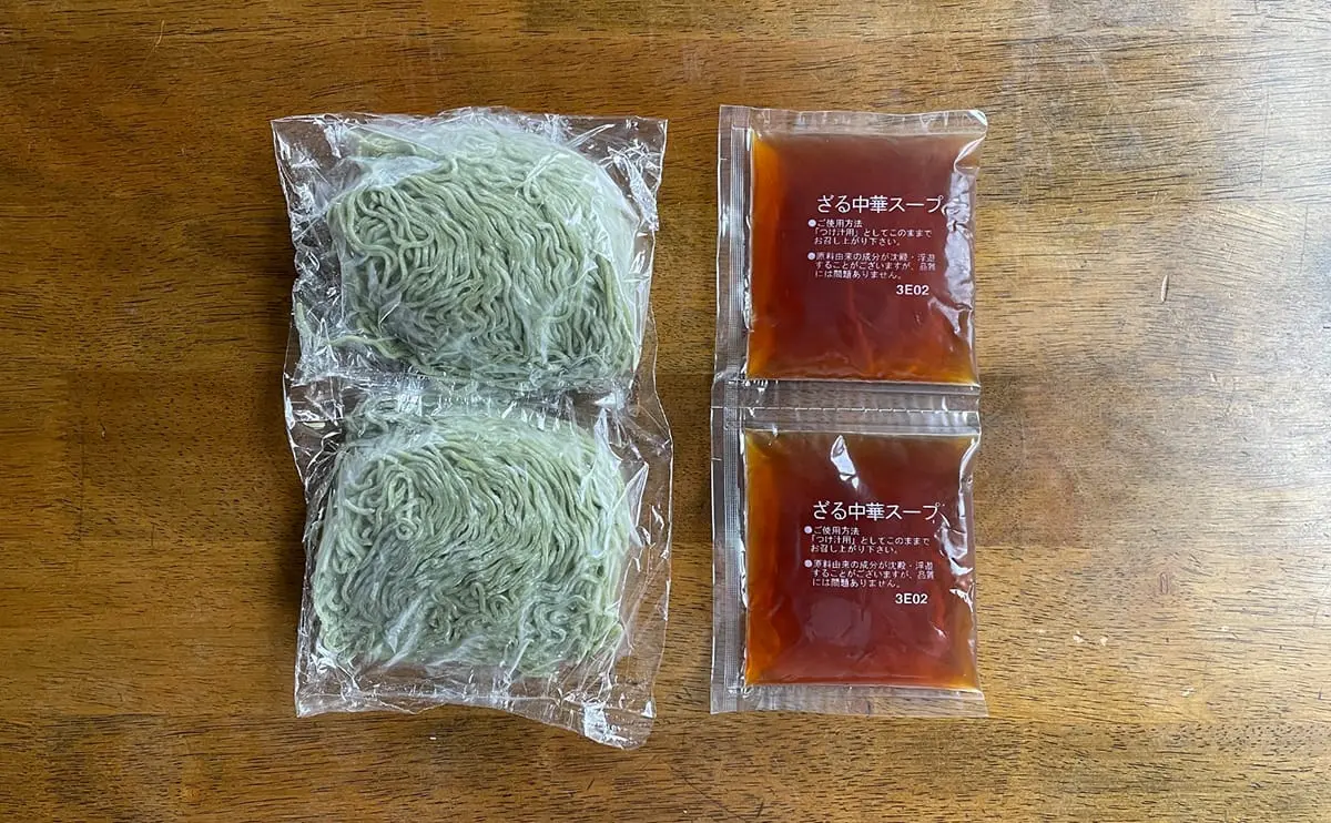 写真：八郎めんの秋田わかめざる中華の麺とタレ