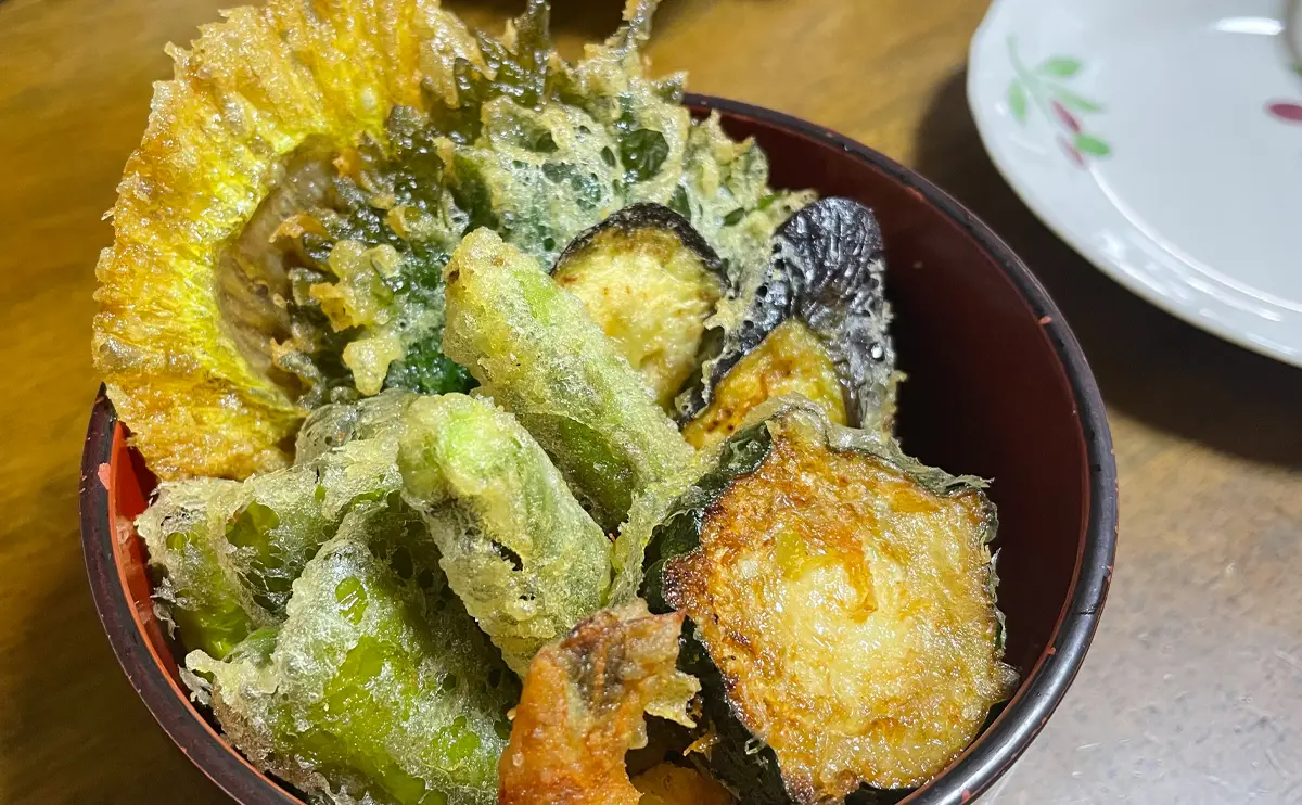 写真：花オクラと夏野菜の天丼