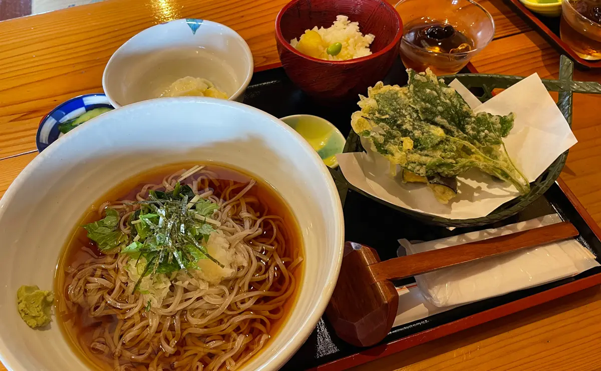 写真：母ちゃんおまかせセット（しいたけ麺のぶっかけ）