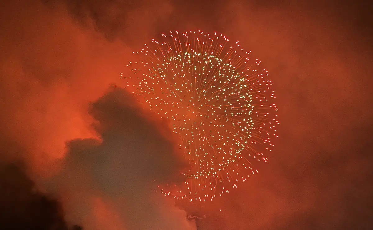 写真：煙によって見えづらい花火