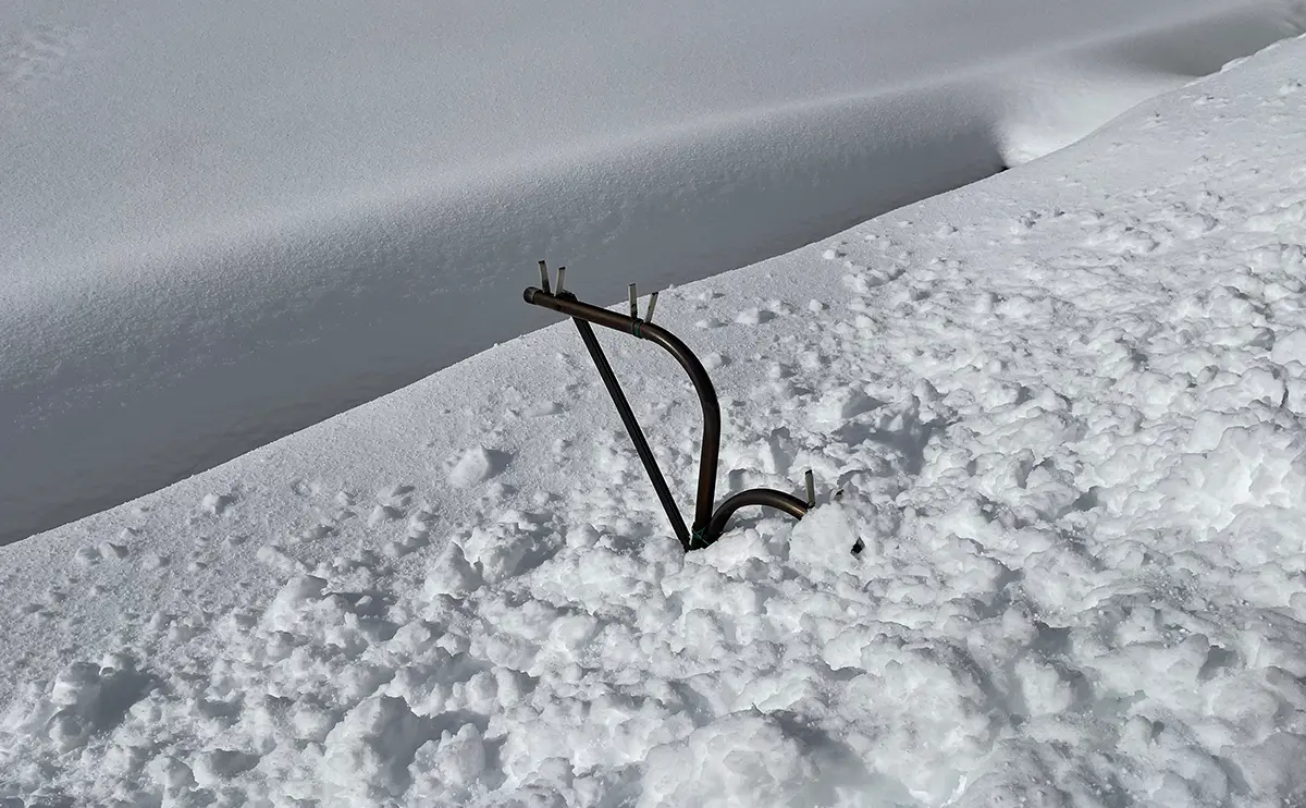 写真:雪に埋もれた物干し竿
