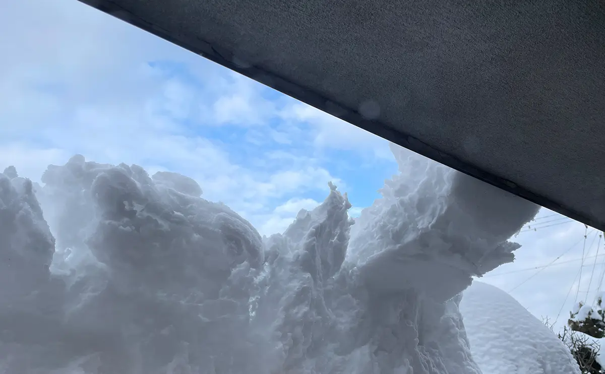 写真:1階の屋根と繋がった落雪