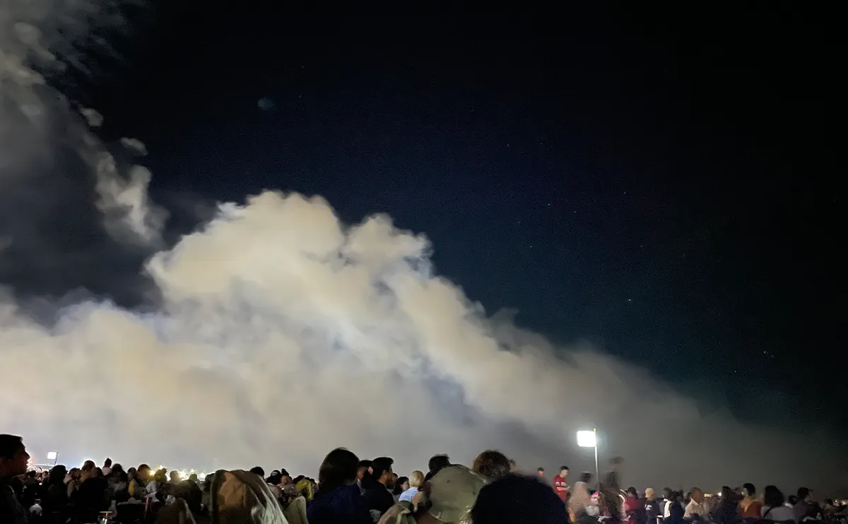 写真：煙によって真っ白となった会場