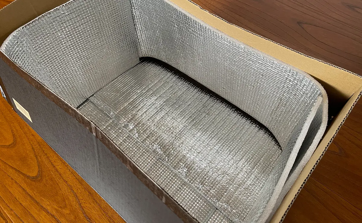 写真:厚手のアルミシートが巡らされた段ボールのこたつ