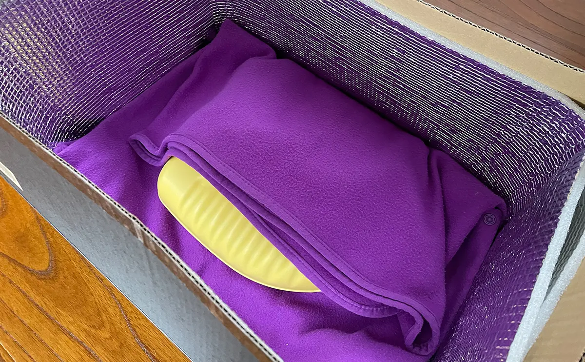 写真:段ボールこたつの中のブランケットに包まれた湯たんぽ