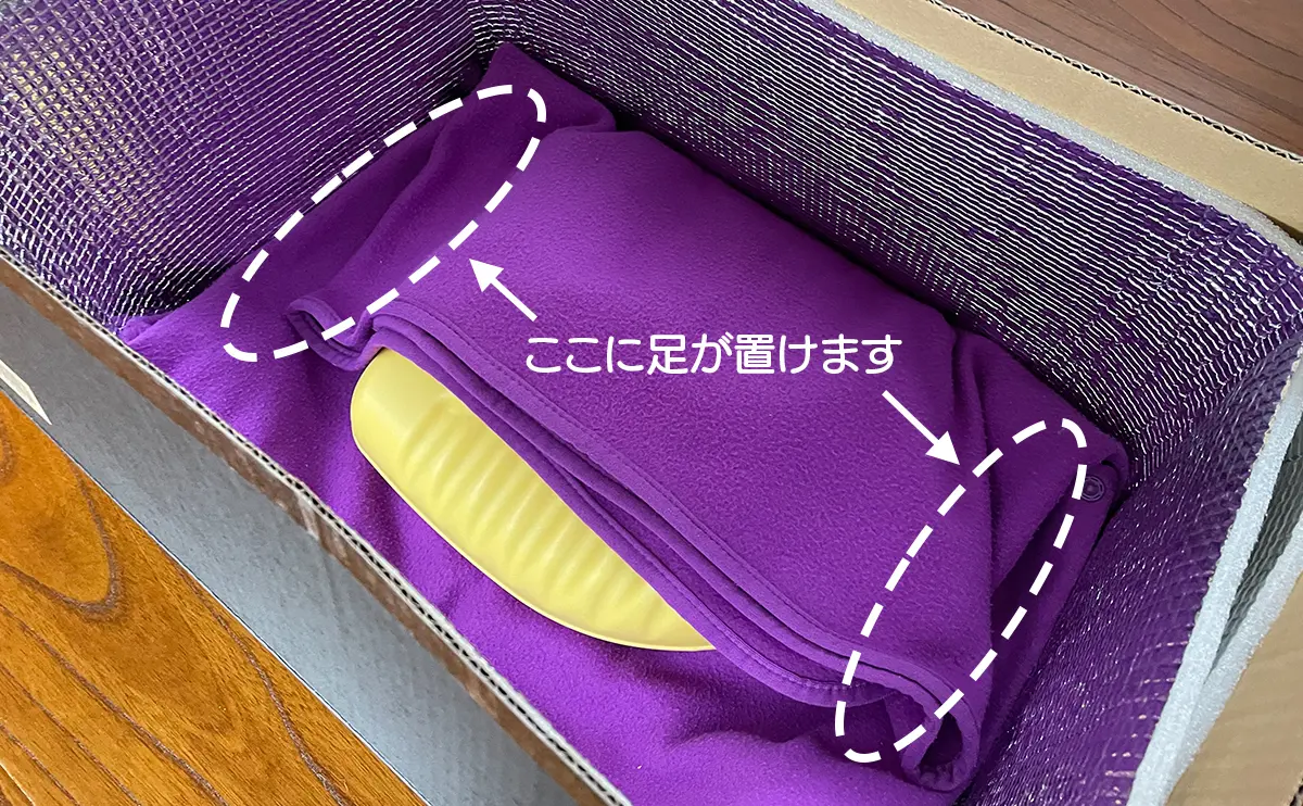 写真:段ボールこたつの中で足が置ける場所