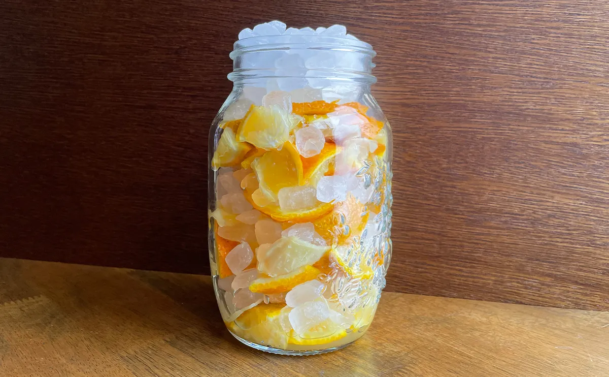 写真：ジャバラと氷砂糖が入った瓶