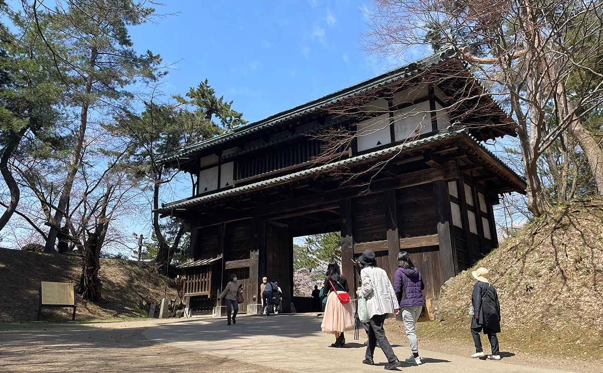 写真：弘前公園の東内門（弘前さくらまつり）
