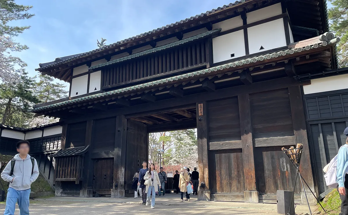写真：弘前城の追手門（弘前さくらまつり）