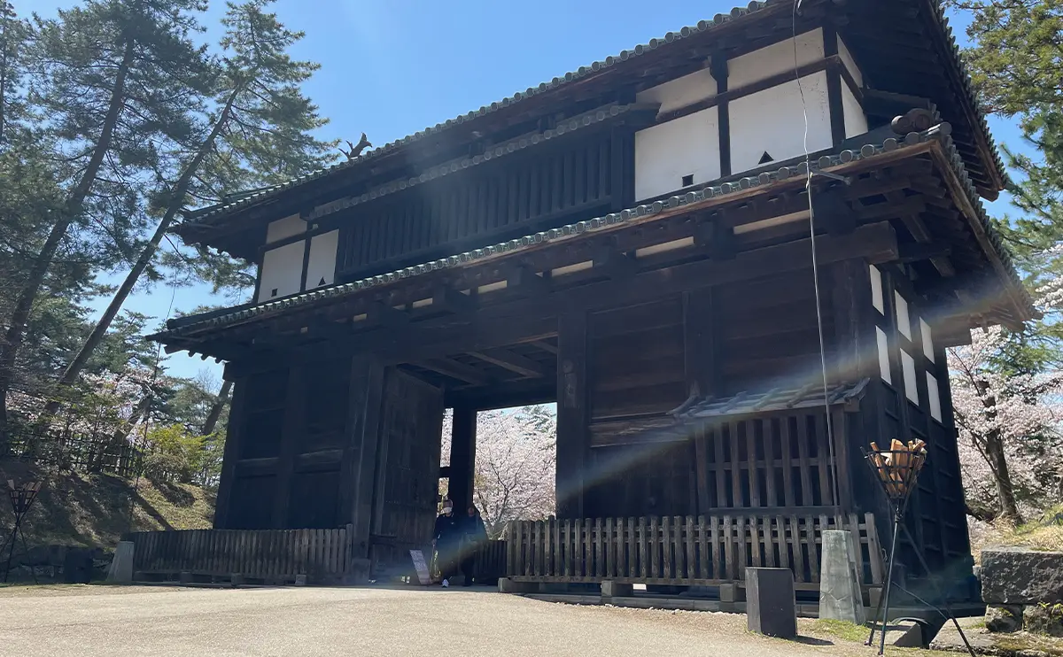 写真：弘前公園の東門（弘前さくらまつり）