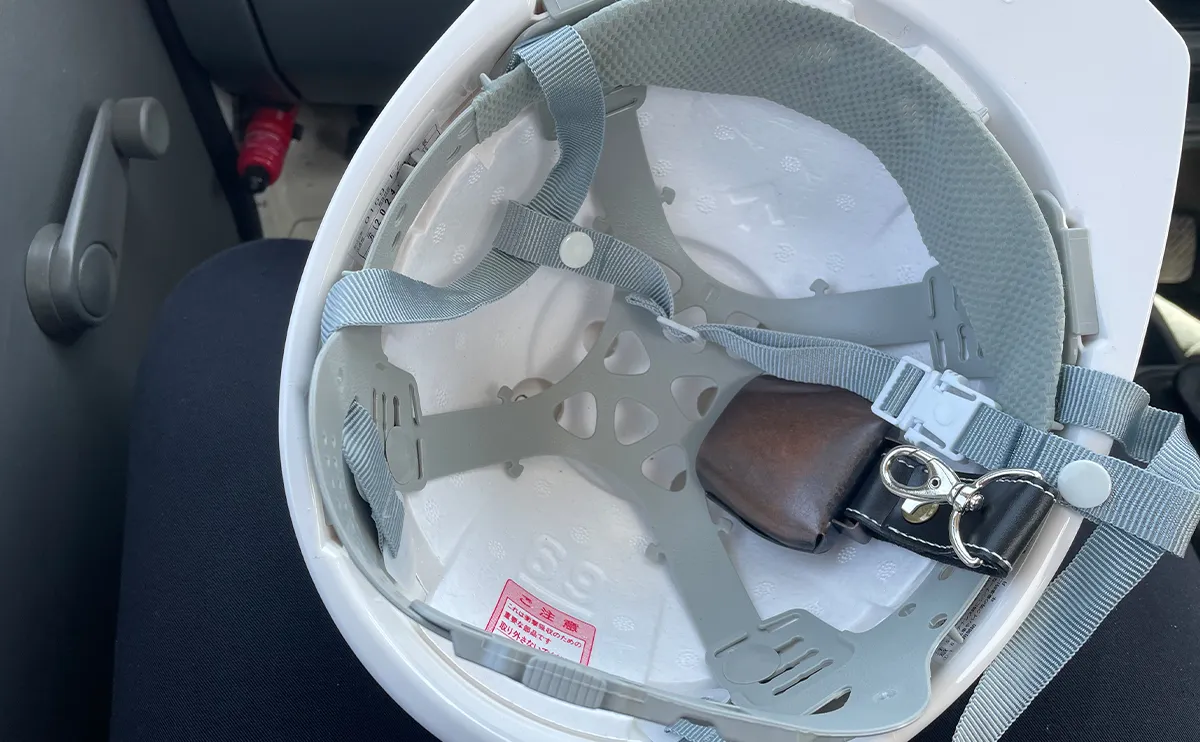 写真：ヘルメットと熊鈴