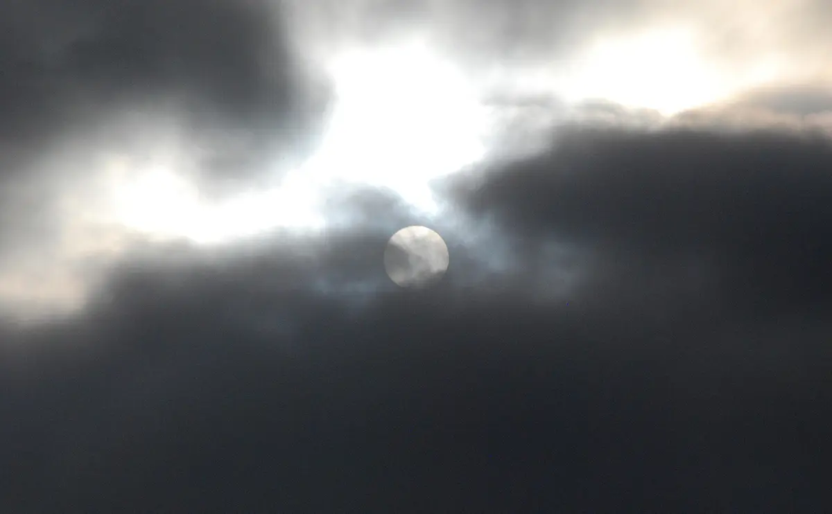 写真：雲がかかった満月