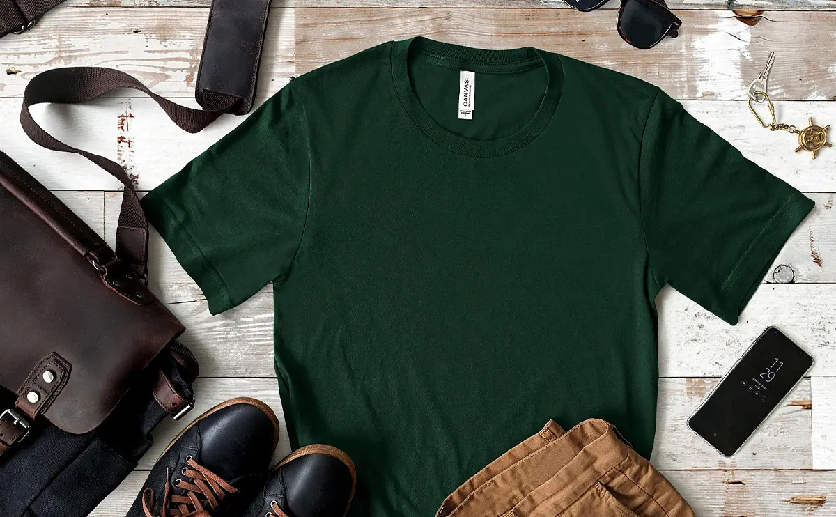 写真：濃い緑色のTシャツと濃いベージュのパンツ、黒い靴と茶色のバッグ